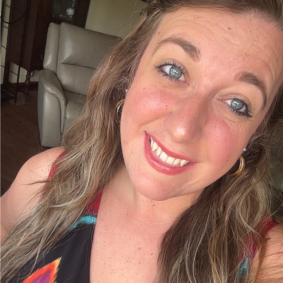 Meet your Posher, Hannah - Picture 1 of 1